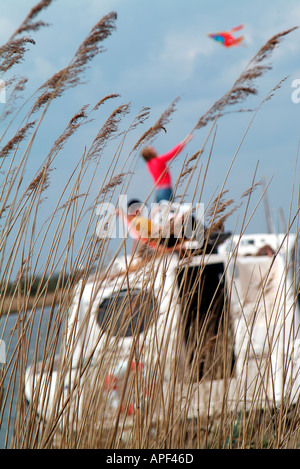 Moored cruiser su il Parco Nazionale Broads del Norfolk, Inghilterra Foto Stock