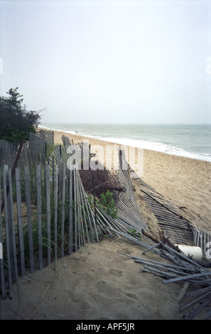 Un ventoso e piovoso pomeriggio estivo a Siasconset beach a Nantucket, MA, Stati Uniti d'America. Foto Stock