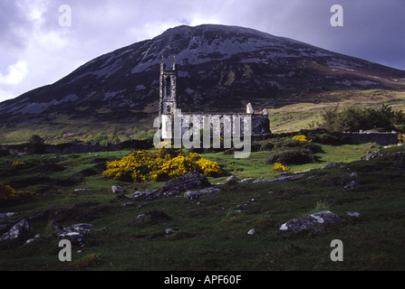 Chiesa abbandonata ai piedi del Mount Errigal County Donegal Irlanda Foto Stock