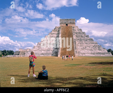 Messico. Chichen Itza. Il Castello aka Kukulcans piramide. Foto Stock