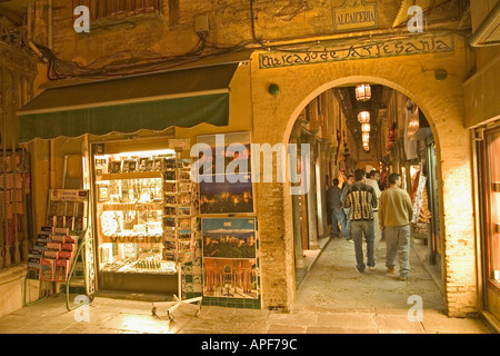 Granada Spagna La Alcaiceria Moresco antico Mercato della Seta di notte Foto Stock