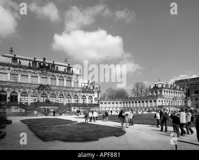 Lo Zwinger, un palazzo a Dresda, Germania orientale, costruita in stile barocco.L'edificio fu in gran parte distrutto dai bombardamenti WWll. Foto Stock