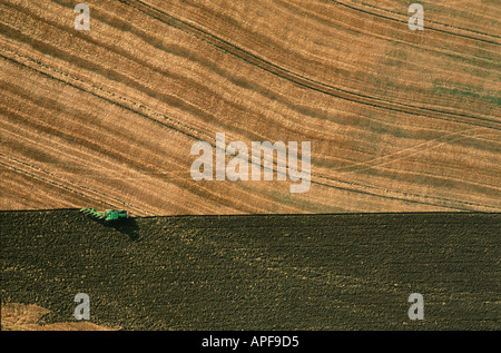 Vista aerea del trattore arare un campo Foto Stock