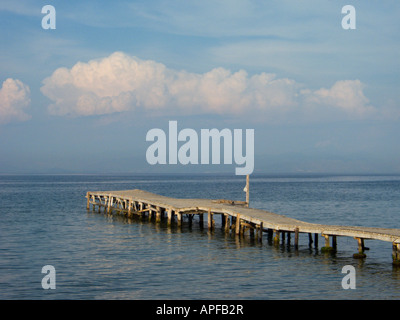 Un molo vuoto in legno che si proietta nell'Adriatico a Messongi, Corfù, in una tranquilla giornata estiva Foto Stock