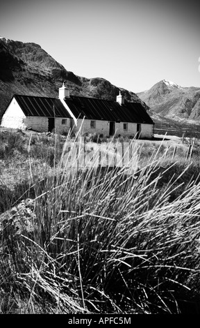 Immagine MONO DI BLACKROCK COTTAGE SU Rannoch Moor GLENCOE Scozia Scotland Foto Stock