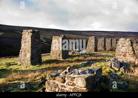 Dettaglio del vecchio negozio di torba, "vecchia pista' puzzava Mill, Swaledale. Parte dei resti del piombo industria mineraria Foto Stock