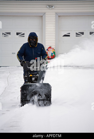 L'uomo il funzionamento di un ventilatore di neve Foto Stock