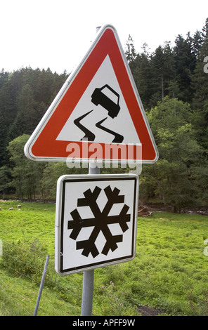 Cartello stradale per strada sdrucciolevole neve e ghiaccio Repubblica Ceca Foto Stock