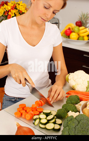 La donna in cucina a preparare verdura Foto Stock