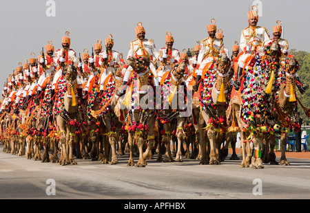 I soldati dell'esercito indiano Camel Corps cavalcare giù lungo il percorso di Raj in preparazione per la Repubblica parata del giorno Foto Stock