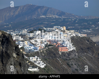 Il Cliff top città di Thira sull'isola greca di Santorini Foto Stock