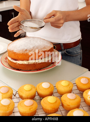 Donna Cottura di torte IN CUCINA Foto Stock