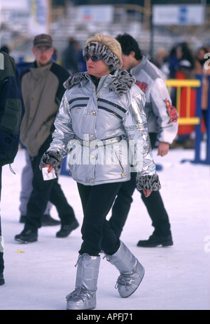 Donna IN PELLICCIA St Moritz Foto Stock