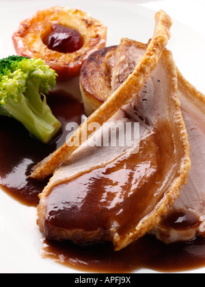 Arrosto di maiale broccoli patate e apple cibo editoriale Foto Stock