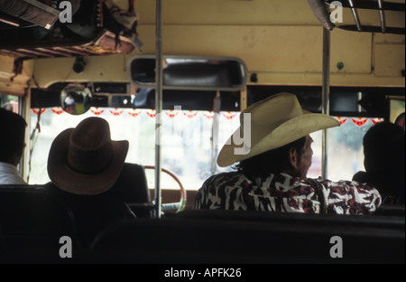 Due uomini guatemalteco su un bus in Guatemala. Foto Stock