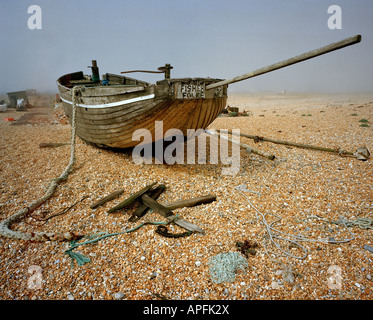 Abbandonata la pesca in barca sulla spiaggia di Dungeness Kent. Foto Stock