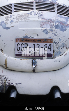 Targa di circolazione messicana su una VW Beetle in Guanajuato, Messico. Foto Stock