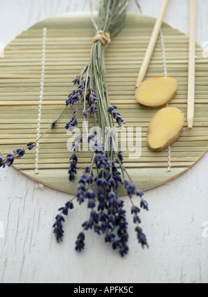 Lavanda e lo zenzero fresco sul cartellone di bambù con bacchette - funzionalità personalizzate su prodotti naturali di bellezza Foto Stock