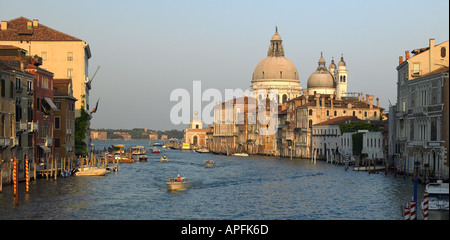 La chiesa di Santa Maria della Salute vista dal ponte al mondo accademico in Venezia in Italia Foto Stock