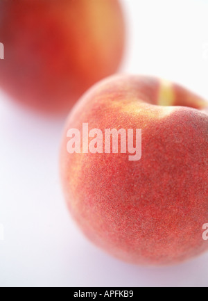 Close-up di due pesche Foto Stock