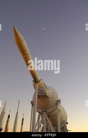 Saturn V rocket e vari altri razzi nel giardino a razzo al Kennedy Space Center Florida USA Foto Stock