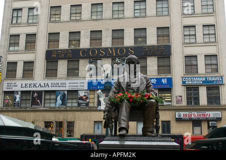 Statua di Horace Greeley fondatore del New York Tribune a Greeley Square a New York Foto Stock