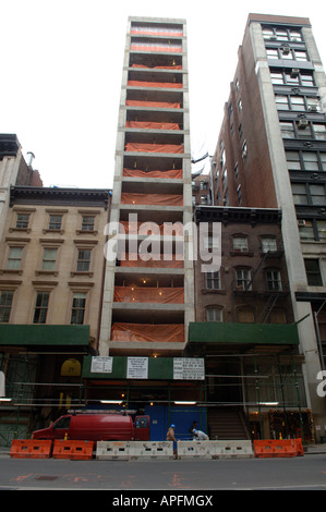 Nuova costruzione tra vecchie pietre marroni nel Flatiron District di New York Foto Stock