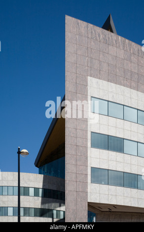 Edificio Atradius nella Baia di Cardiff, Galles, che mostra il design angolare sordo visto contro un cielo blu chiaro Foto Stock