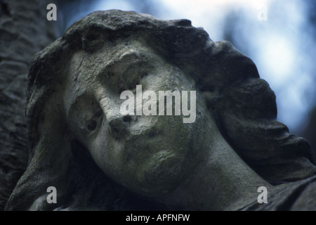 Testa di pietra sulla testa del cimitero di pietra Foto Stock