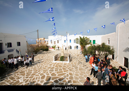 Europa Grecia CICLADI sikinos una festa nella piazza di Castro Foto Stock