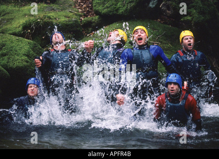 Gruppo Coasteering messing about in acqua, Wales, Regno Unito Foto Stock