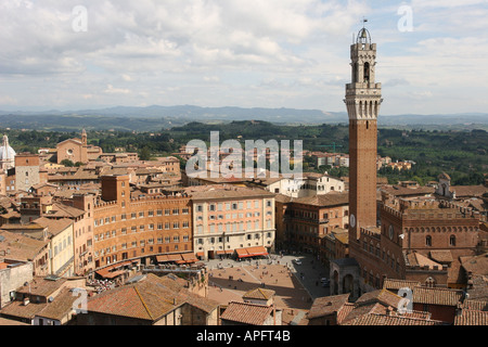 Piazza del Campo e i palazzi circostanti in Siena, Toscana, Italia Foto Stock