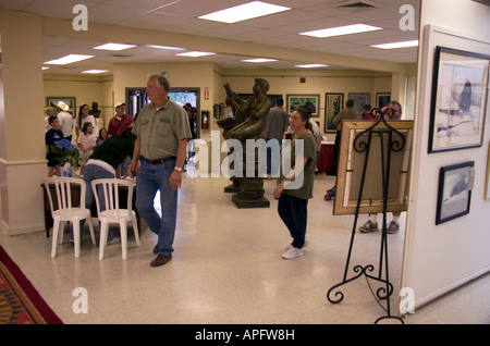 Fresatura di persone circa e apprezzare le tante opere d'arte in mostra in questo settore presentano presso la Utah State Fair in SLC, Ut., STATI UNITI D'AMERICA Foto Stock