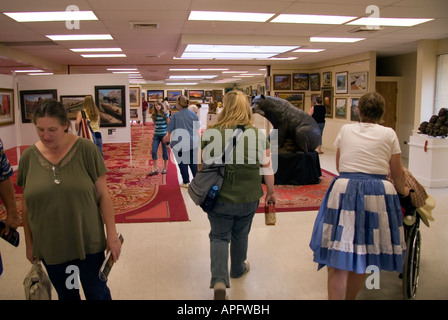 Fresatura di persone circa e apprezzare le tante opere d'arte in mostra in questo settore presentano presso la Utah State Fair in SLC, Ut., STATI UNITI D'AMERICA Foto Stock