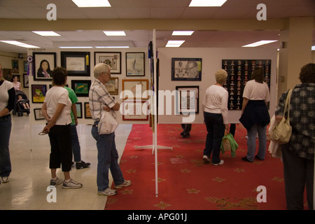 Fresatura di persone circa e apprezzare le tante opere d'arte in mostra in questo settore presentano presso la Utah State Fair in SLC, Ut., STATI UNITI D'AMERICA Foto Stock