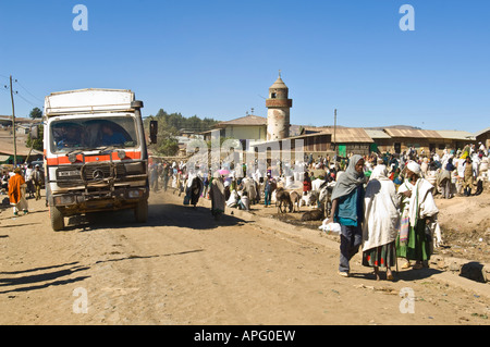 Un turista overland carrello viaggia attraverso il principale mercato della città di sbarcare. Foto Stock