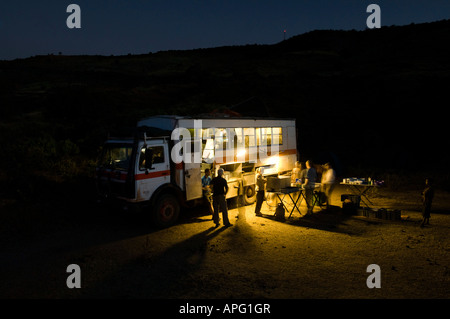 Il crepuscolo serale overland carrello bush camp campeggio in Etiopia. Foto Stock