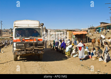 Un turista overland carrello viaggia attraverso il principale mercato della città di sbarcare. Foto Stock