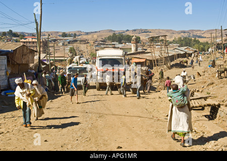 Un turista overland carrello viaggia attraverso il principale mercato della città di sbarcare. Foto Stock