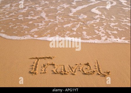 Scritto da viaggio in sabbia sulla riva di una spiaggia di sabbia fine e dorata Foto Stock