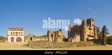 A 2 foto stitch immagine panoramica di sinistra a destra - La biblioteca e Fasil o il castello di Fasilades nella royal enclosure. Foto Stock