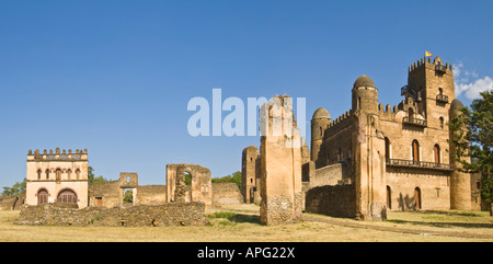 A 2 foto stitch immagine panoramica di sinistra a destra - La biblioteca e Fasil o il castello di Fasilades nella royal enclosure. Foto Stock