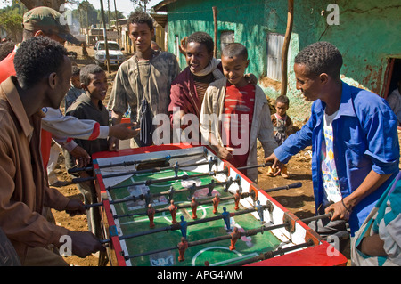 Un molto popolare passatempo per bambini etiopi è quello di giocare a biliardino o calcio da tavolo per le strade di Gondar. Foto Stock