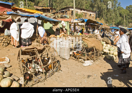 Una tipica strada colorata scena presso il piccolo mercato di Gondar e polli vivi in vendita. Foto Stock