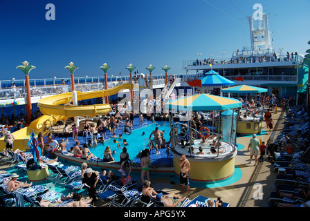 Ponte principale e una piscina su NCL "Norwegian Jewel' crociera. Foto Stock