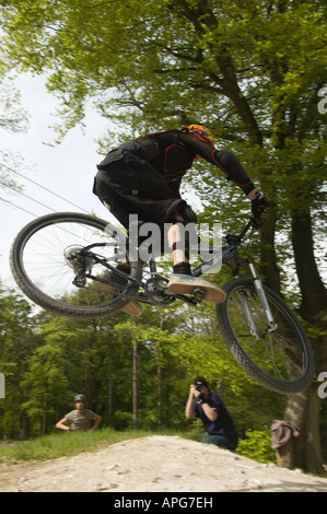 Downhill mountain biker a metà in aria, "prendendo un po' di aria Foto Stock