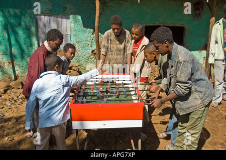 Un molto popolare passatempo per bambini etiopi è quello di giocare a biliardino o calcio da tavolo per le strade di Gondar. Foto Stock