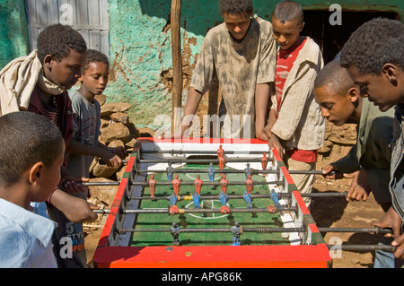 Un molto popolare passatempo per bambini etiopi è quello di giocare a biliardino o calcio da tavolo per le strade di Gondar. Foto Stock