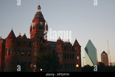 Old Red courthouse e Fontana al tramonto downtown Dallas Texas Ottobre 2007 Foto Stock