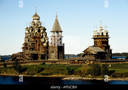 Il pogost, comprendente della Chiesa della Trasfigurazione, il campanile e la chiesa di intercessione, sul Lago Onega, Kizhi, Russia Foto Stock